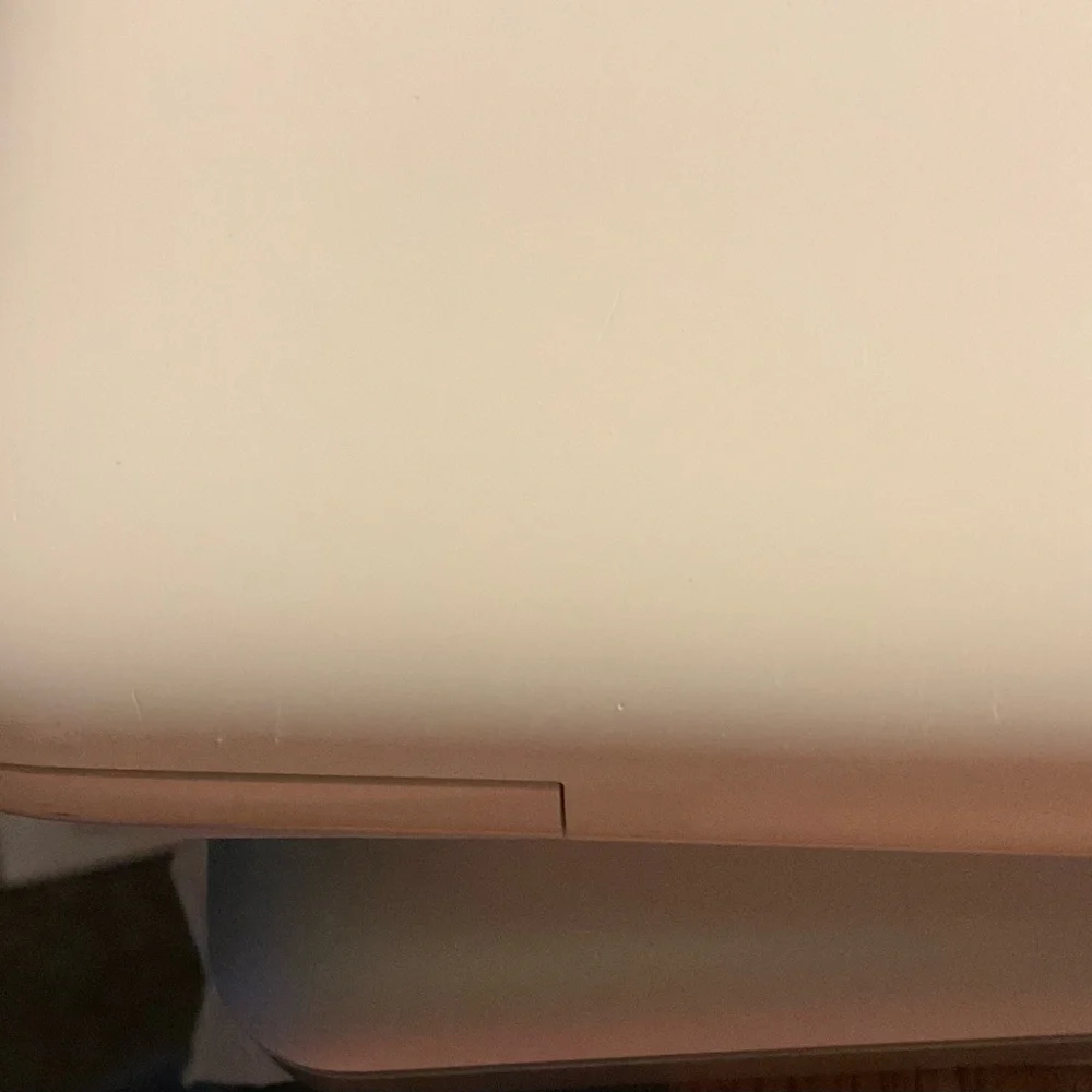 MacBook 13.3” Mid 2010 White 250 HHD 2GB MEMORY 1067 DDR3 CORE 2 DUO PROCESSOR💻